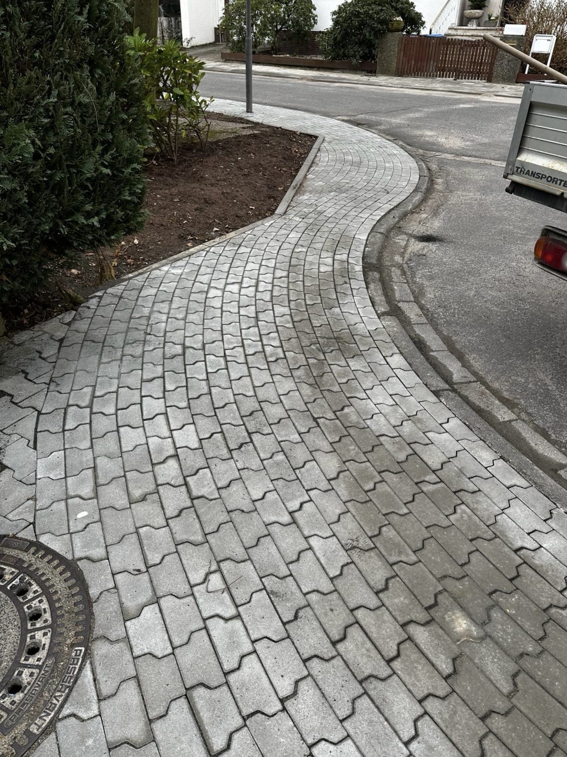 Neu verlegte Gehwegpflastersteine nach Tiefbauarbeiten