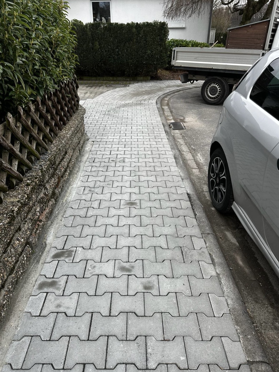 Wiederhergestellter Gehweg mit neu verlegten Pflastersteinen