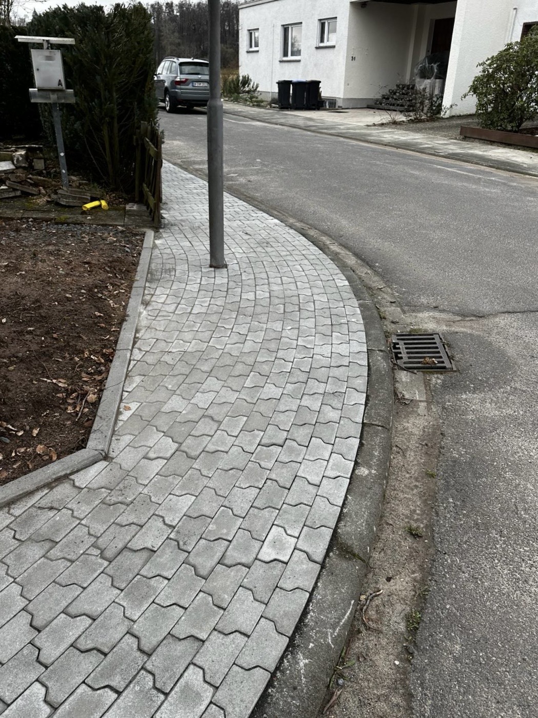 Abgeschlossene Pflasterarbeiten im Gehwegbereich