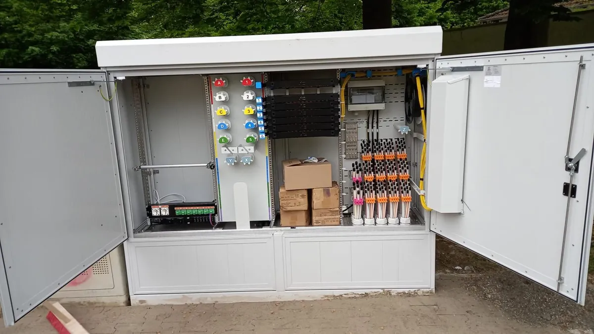 Geöffneter MVT-Schrank nach Montage