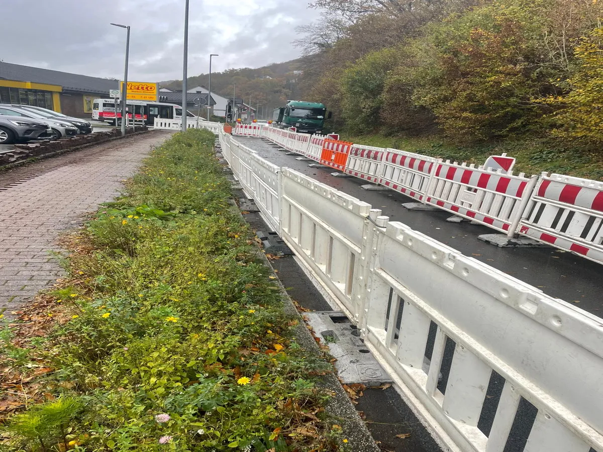 Abgesicherter Arbeitsbereich auf der Straße