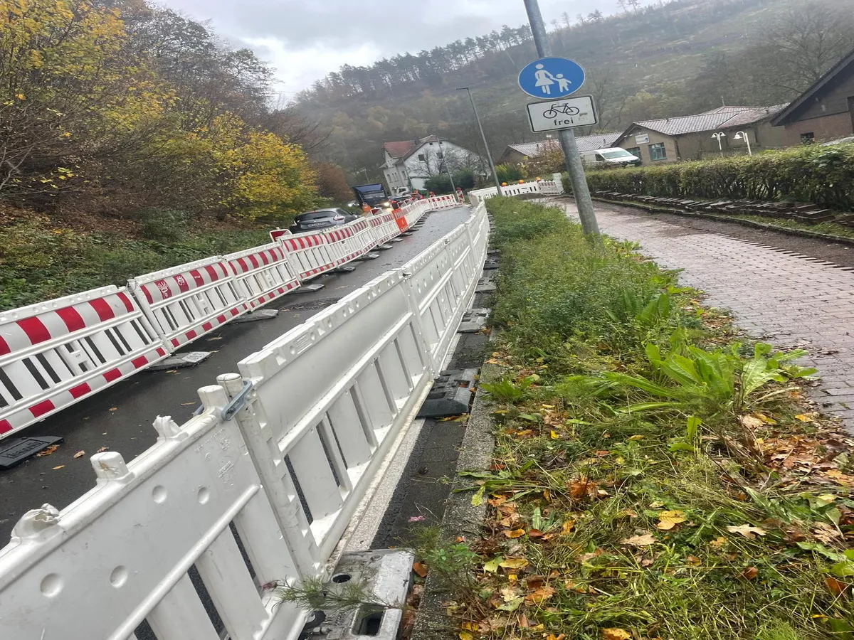 Absperrmaßnahmen während Tiefbauarbeiten